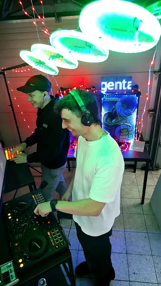 Thor and Aleksander behind the decks under a light show of SOUNDGLOW rings