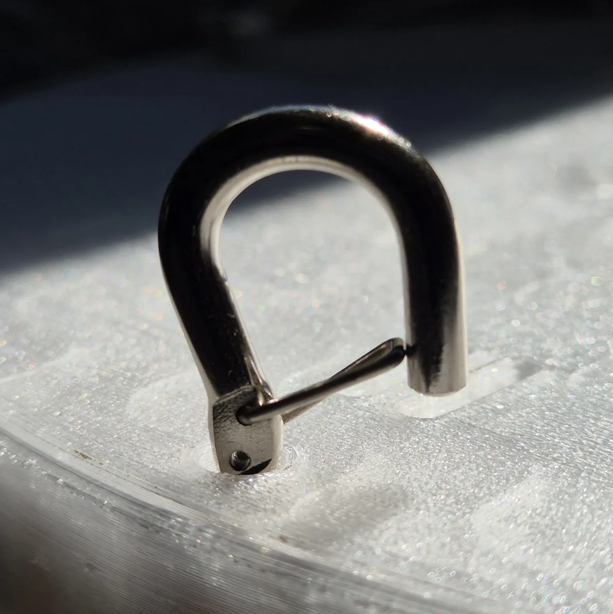 Hook with a locking mechanism screwed into the M4 thread on the Party UFO